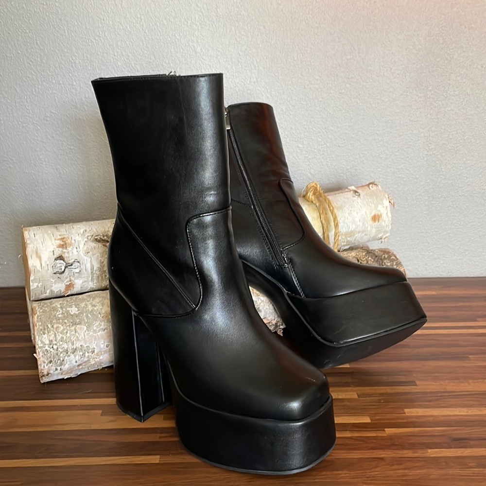 NASTY GAL FAUX LEATHER PLATFORM BOOTS ✨